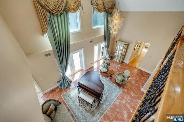 252 Mabel Place, Franklin Lakes, NJ 07417