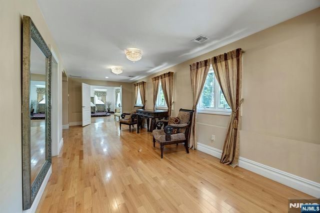 252 Mabel Place, Franklin Lakes, NJ 07417