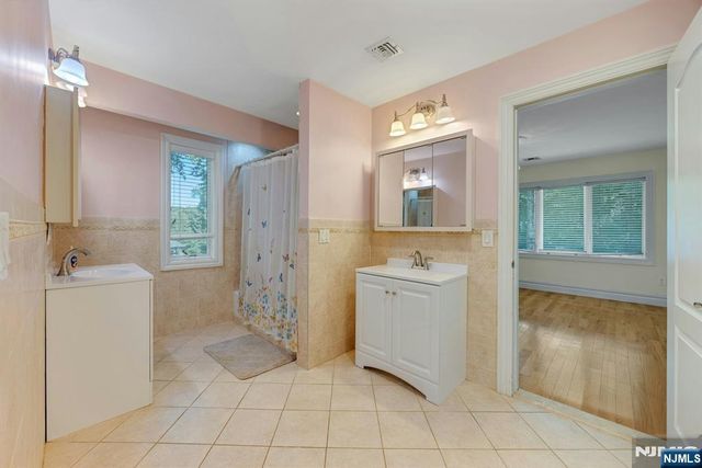 252 Mabel Place, Franklin Lakes, NJ 07417