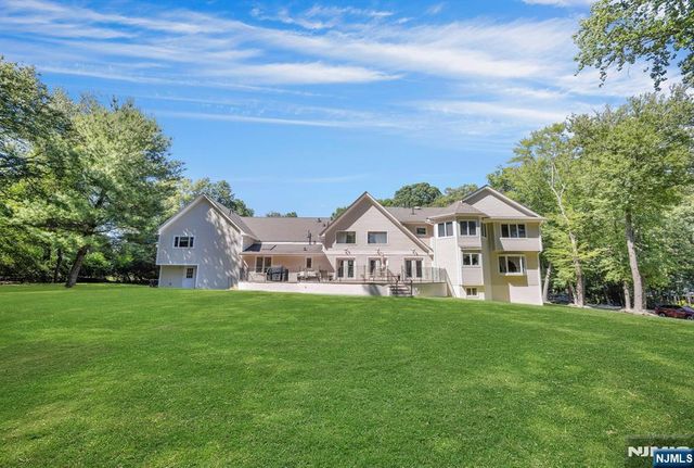 252 Mabel Place, Franklin Lakes, NJ 07417