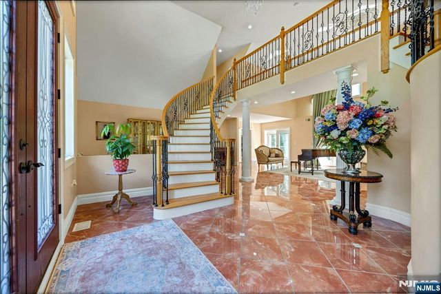 252 Mabel Place, Franklin Lakes, NJ 07417
