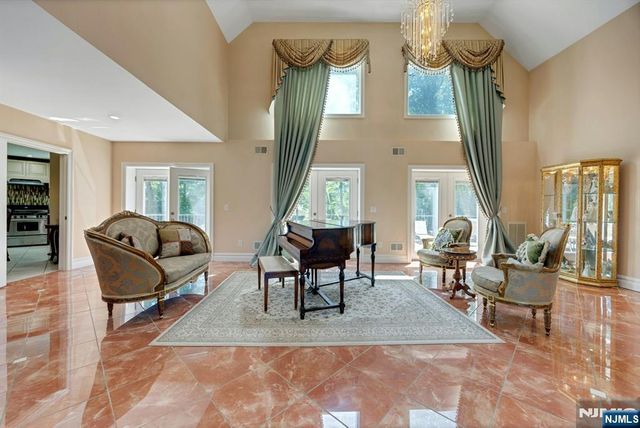252 Mabel Place, Franklin Lakes, NJ 07417