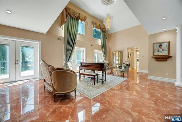 252 Mabel Place, Franklin Lakes, NJ 07417