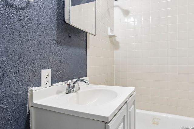 253 Carroll, San Antonio, TX 78225