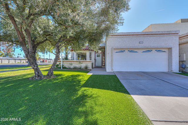 2011 W NOPAL Avenue
