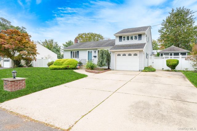 42 Peachtree Lane, Huntington Station, NY 11746