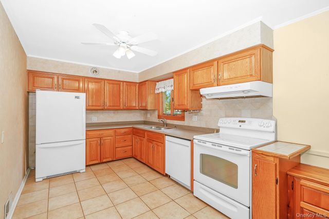 42 Peachtree Lane, Huntington Station, NY 11746