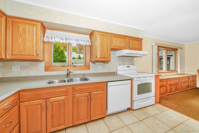 42 Peachtree Lane, Huntington Station, NY 11746