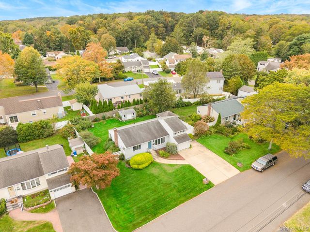 42 Peachtree Lane, Huntington Station, NY 11746