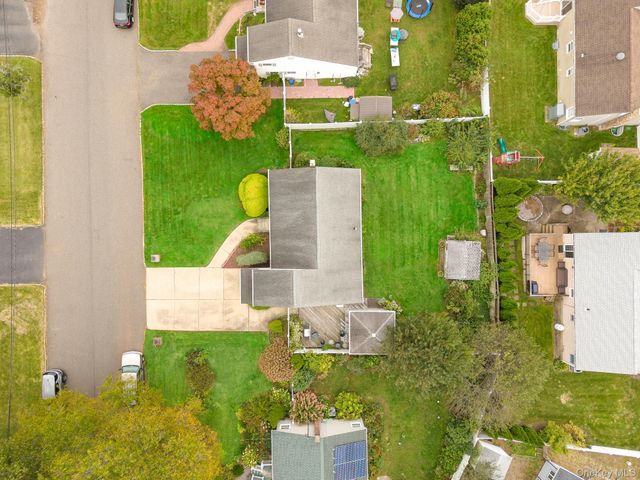 42 Peachtree Lane, Huntington Station, NY 11746