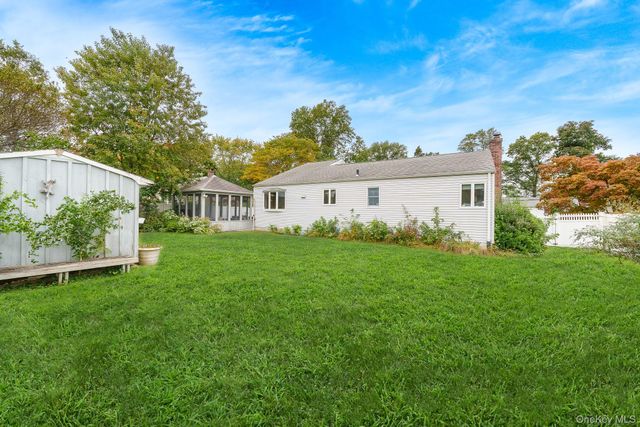 42 Peachtree Lane, Huntington Station, NY 11746