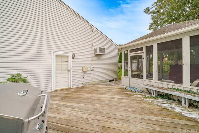 42 Peachtree Lane, Huntington Station, NY 11746