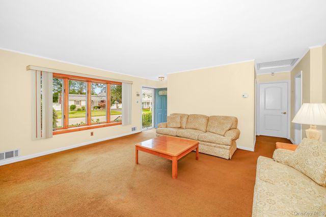 42 Peachtree Lane, Huntington Station, NY 11746