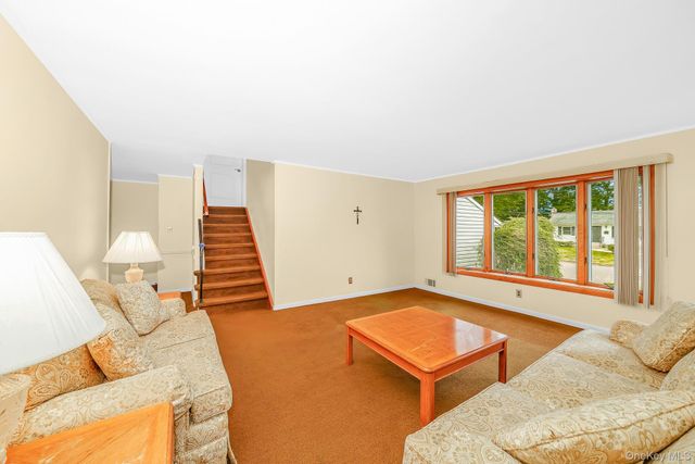 42 Peachtree Lane, Huntington Station, NY 11746