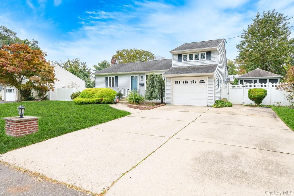 42 Peachtree Lane, Huntington Station, NY 11746 — photo 2