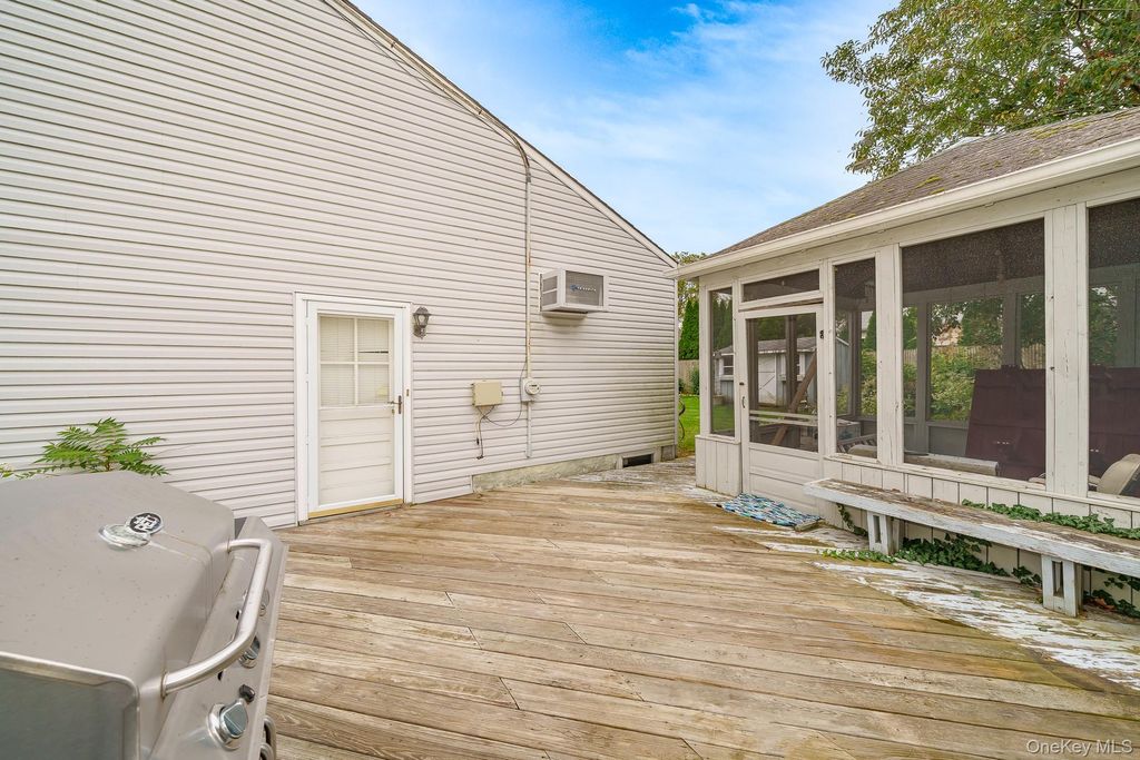 42 Peachtree Lane, Huntington Station, NY 11746 — photo 5
