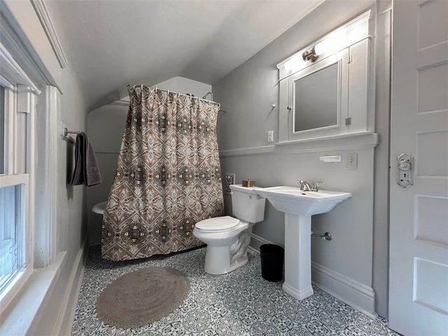 1332 W 10TH Street, Erie, PA 16502