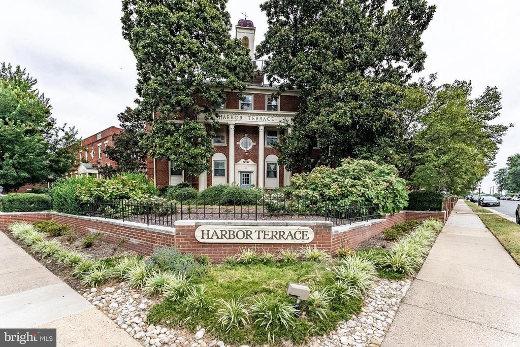 1413 E ABINGDON DR #1, Alexandria, VA 22314