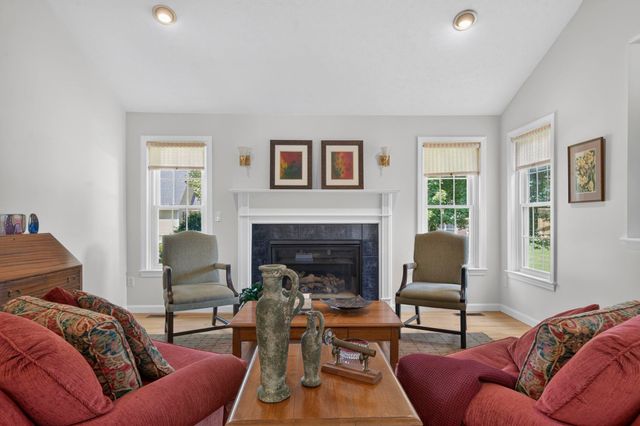 16 Spyglass point Circle, Bedford, NH 03110