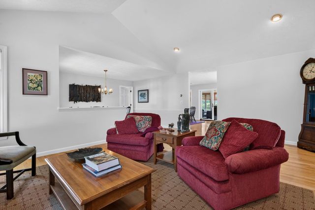 16 Spyglass point Circle, Bedford, NH 03110