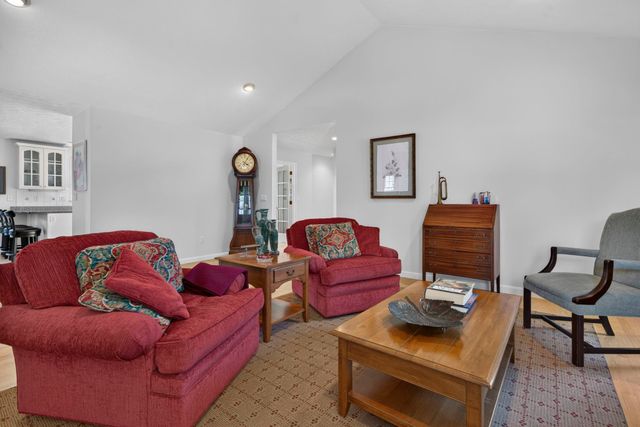 16 Spyglass point Circle, Bedford, NH 03110