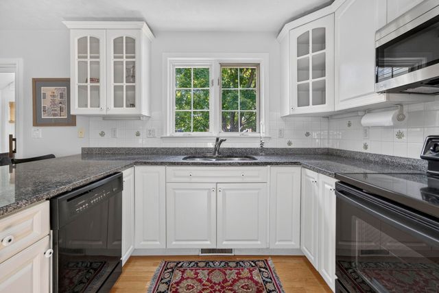 16 Spyglass point Circle, Bedford, NH 03110