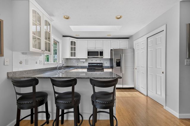 16 Spyglass point Circle, Bedford, NH 03110