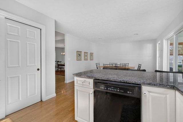 16 Spyglass point Circle, Bedford, NH 03110