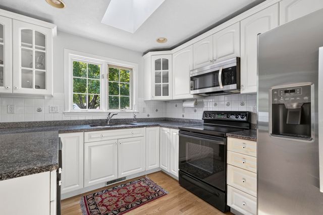 16 Spyglass point Circle, Bedford, NH 03110