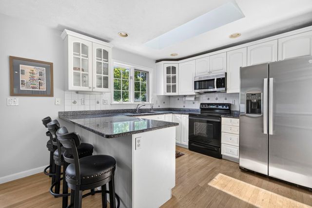 16 Spyglass point Circle, Bedford, NH 03110