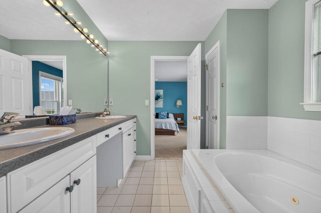 16 Spyglass point Circle, Bedford, NH 03110
