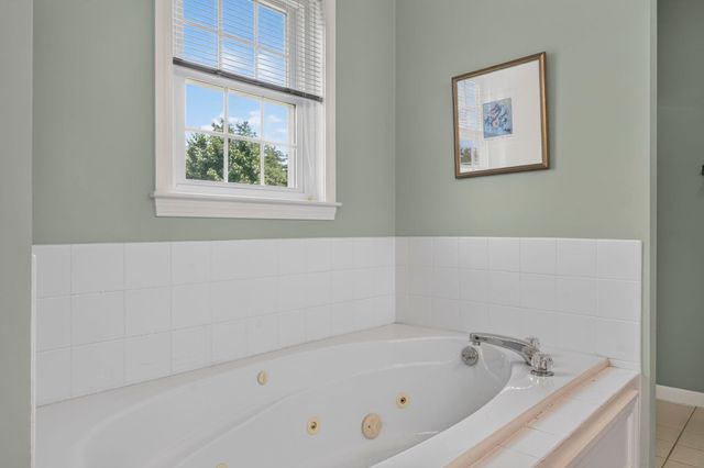 16 Spyglass point Circle, Bedford, NH 03110