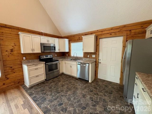 9064 Wildflower Lane, Newland, NC 28657