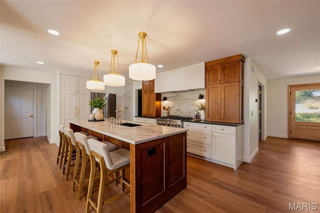 19 Sackston Woods Lane, St Louis, MO 63141