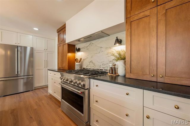 19 Sackston Woods Lane, St Louis, MO 63141
