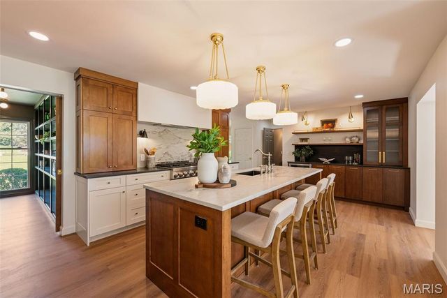 19 Sackston Woods Lane, St Louis, MO 63141