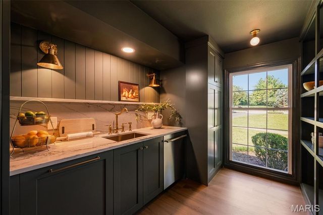 19 Sackston Woods Lane, St Louis, MO 63141