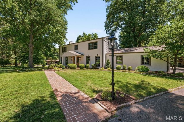 19 Sackston Woods Lane, St Louis, MO 63141