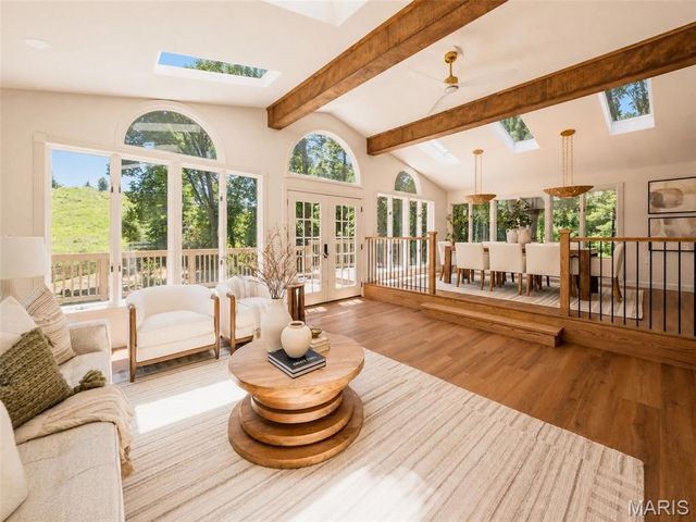 19 Sackston Woods Lane, St Louis, MO 63141