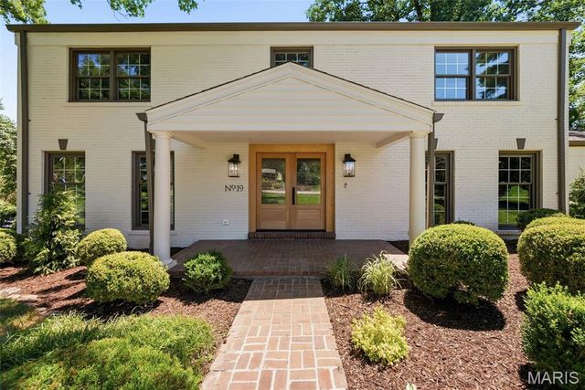 19 Sackston Woods Lane, St Louis, MO 63141