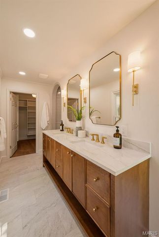 19 Sackston Woods Lane, St Louis, MO 63141