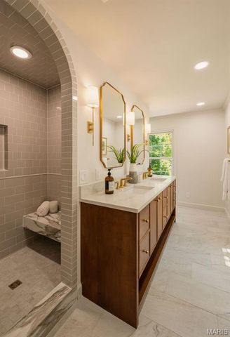 19 Sackston Woods Lane, St Louis, MO 63141
