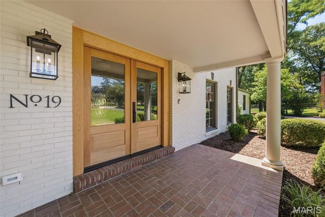 19 Sackston Woods Lane, St Louis, MO 63141