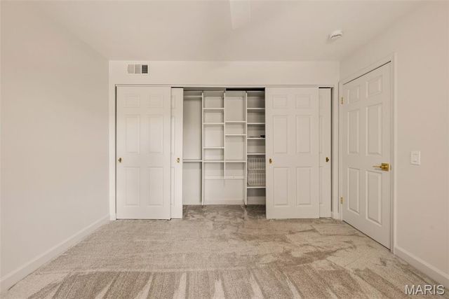 19 Sackston Woods Lane, St Louis, MO 63141