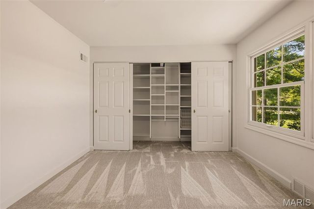 19 Sackston Woods Lane, St Louis, MO 63141