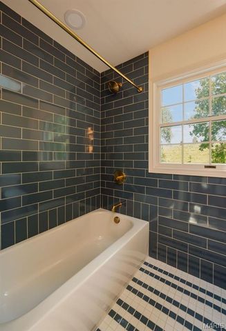 19 Sackston Woods Lane, St Louis, MO 63141