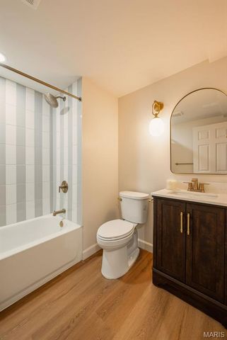 19 Sackston Woods Lane, St Louis, MO 63141