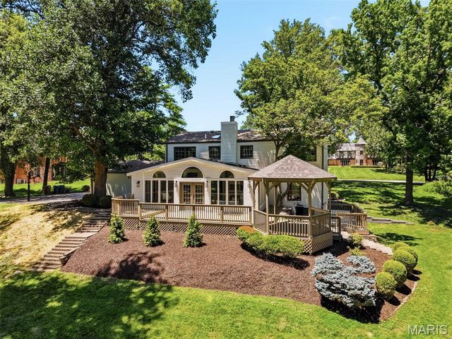 19 Sackston Woods Lane, St Louis, MO 63141