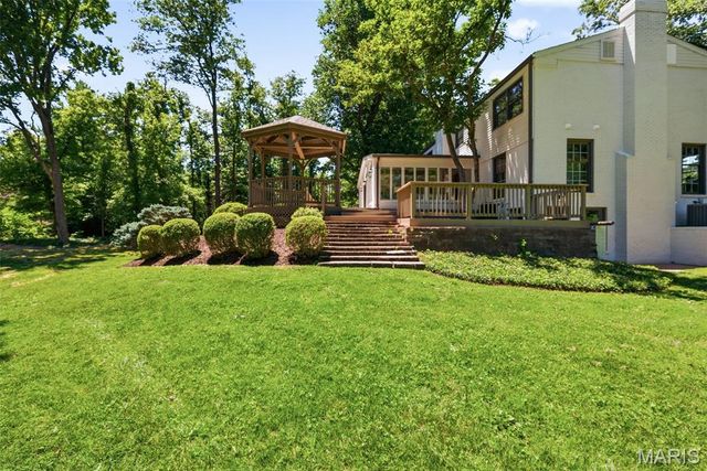 19 Sackston Woods Lane, St Louis, MO 63141