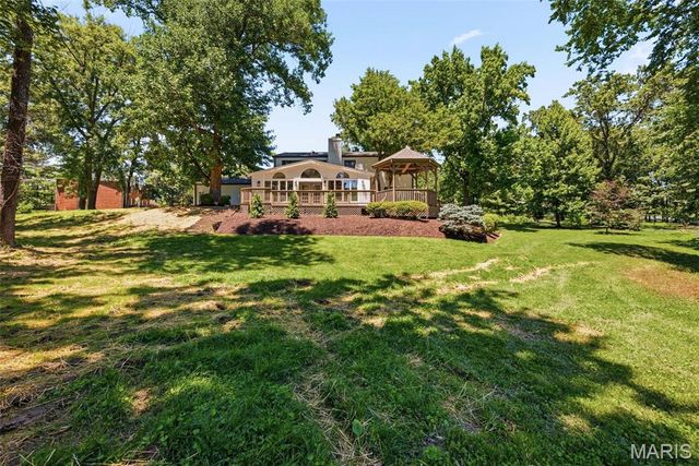 19 Sackston Woods Lane, St Louis, MO 63141